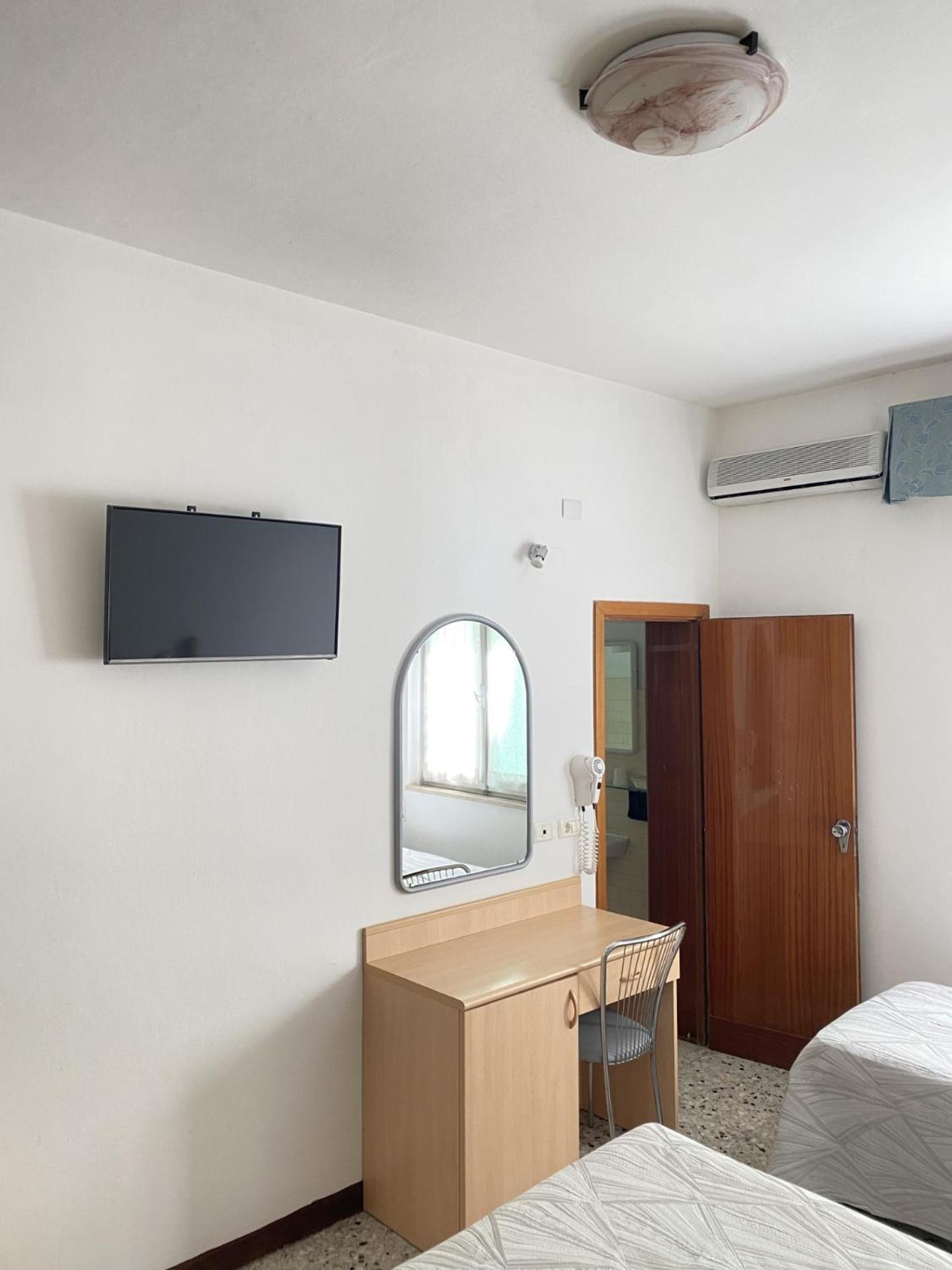 Hla Fenice Cattolica Esterno foto